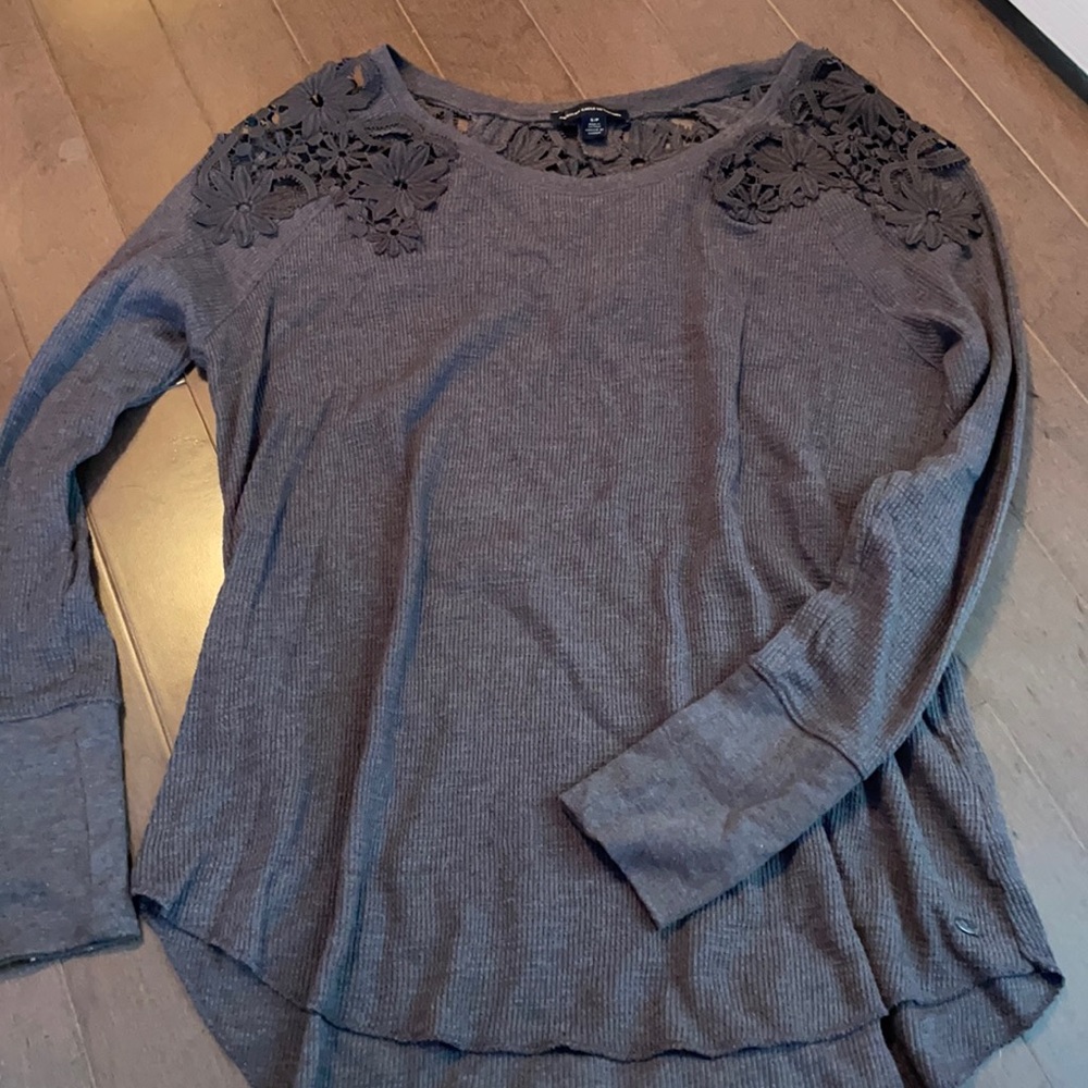 American Eagle gray sweater with lace